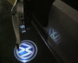 LUZ DE PRESENÇA: FIAT E VOLKS:com projetor de Logomarcas, deixe seu carro mais esportivo e exclusivo.<br />
O produto instalado melhora na luminosidade atuando como uma luz de cortesia, ajudando os ocupantes na visualização do piso a noite. 